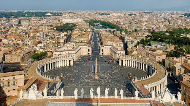 800px-St_Peter's_Square,_Vatican_City_-_April_2007  DAVID ILIFF. License: CC-BY-SA 3.0